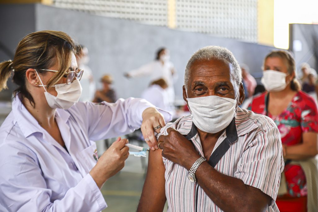 Inicio da Campanha de vacinação contra a gripe para idosos em Curitiba. Na imagem Cícero Nascimento, 82 anos na Rua da Cidadania do Cajuru - Curitiba 23/03/2020 - Foto: Daniel Castellano / SMCS
